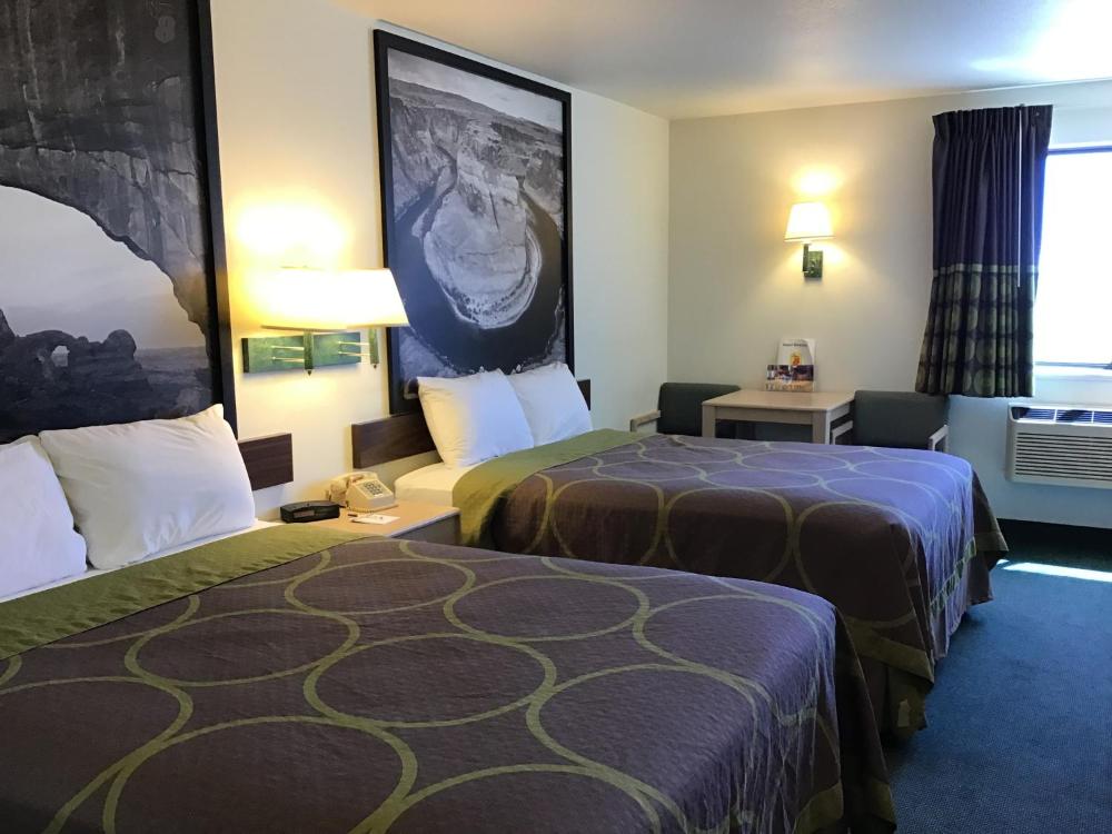 Queen Room with Two Queen Beds - Non-Smoking interior